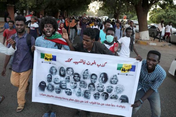 スーダン政府、ハルツームのデモ参加者殺戮を首謀の疑い